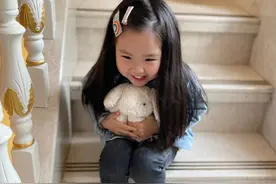 刘彦池发女儿照片，夸耀女儿的发量很多！网友：宝宝长得真像外婆图片