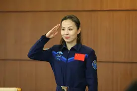 航天员要学30门课、受800斤压力，父亲劝王亚平：地球外面太危险图片