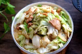 夏天的快手小炒，手撕包菜大火快炒，米饭稀饭的绝佳搭档图片