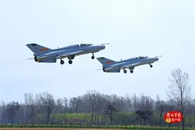 奋飞空天!空军西安飞行学院某旅新飞行员编队训练掠影图片