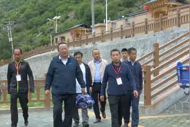 仁青东珠赴达拉乡次哇村督查指导灾后重建工作图片