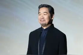 张国立拍摄花絮曝光，结束后靠在墙旁猛喘气，搭档直呼要脑缺氧了图片