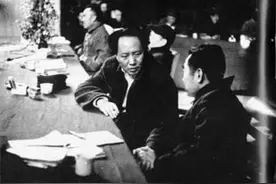 毛主席晚年送给周总理的一首《诉衷肠》，为何常使人泪满衣襟？图片