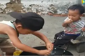 5岁男孩炒饭给弟弟吃，动作熟练，让人想哭：穷人家的孩子早当家图片