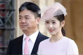 刘强东夫妇与朋友聚餐，章泽天现身，依旧少女感十足图片