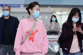 刘敏涛素颜现身机场，手里不忘拿着剧本，抬头纹暴露真实年纪？图片