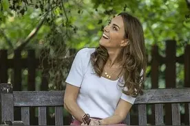 凯特王妃穿粉色烟管裤减龄，清爽造型美出新高度，笑容甜美图片