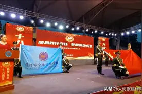 孩子背着父母走过成人礼，泪点真不少 | 视频图片