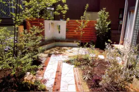 自然石与树木巧妙组合的庭院，追寻美好，城市生活中的自然家居图片