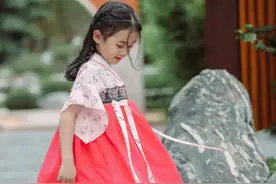 妈妈将儿子打扮成女孩，却一发不可收拾图片