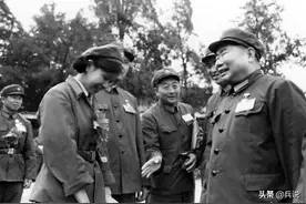 女英模未戴军功章，被记者一把拉开：喂，你不要挡道图片