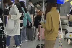 刘诗诗录制央视中秋晚会，穿五分裤双腿瘦如竹竿，生图差点没认出图片