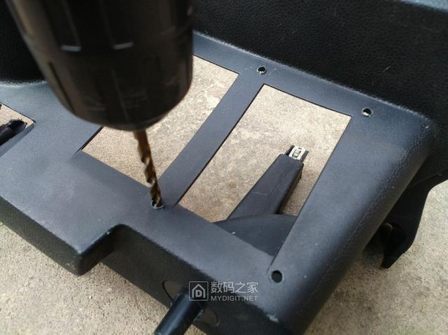 福特嘉年华给后座DIY加装点烟器及USB QC3.0充电接口