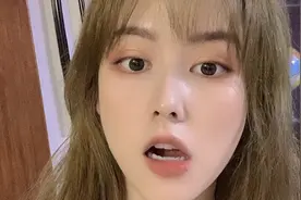 小说：她意识到自己的失态，俏脸红了一下图片