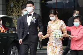 香港女神余香凝大婚，挺孕肚嫁大13岁老公，网友：凭子嫁豪门？图片