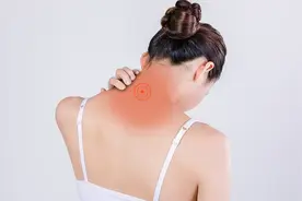 脖子后面的“富贵包”=“夺命包”？4个简单抬头动作助你缓解图片