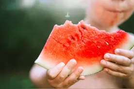 甜甜的西瓜与咸咸的西瓜霜，药师告诉你，吃西瓜的正确打开方式图片