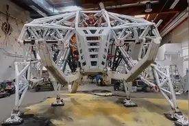 国外大神打造真人驾驶机甲，50倍人类力量轻松掀翻汽车图片