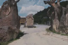 贵州遵义废弃的景区，石头城堡长满杂草，投资几个亿的老板却跑了图片
