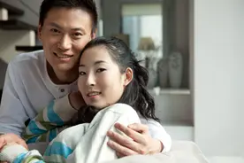出差归来，发现老婆脖子上有唇印，老婆：我闺蜜恶作剧弄的图片