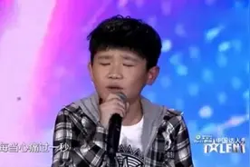 中国达人秀：12岁男孩演唱《如果云知道》，评委起身鼓掌了不起图片