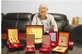 93岁医生深藏功名60年，政府采集信息，才知老人立过2次特等功图片