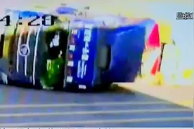 昆楚高速楚雄服务区一辆大货车侧翻 满车货物倾泻而下掩埋了轿车视频封面