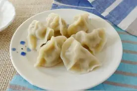秋天，韭菜茴香靠边站，2块钱一斤的蔬菜，入馅包饺子鲜嫩多汁图片