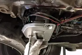 为啥很多车主会在排气管上加块磁铁？看完后，我也加了一块图片