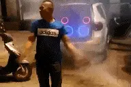 搞笑GIF：女友很强势，男人一辈子的痛图片