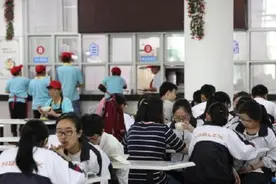 用脚洗菜，在炒菜锅里洗拖把，学校食品安全问题，该来一波严打了图片