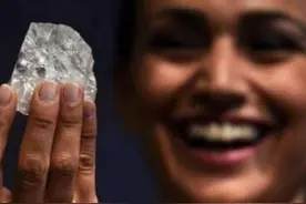 非洲人纳闷：非洲钻石又大又便宜，为什么游客都不愿买？图片