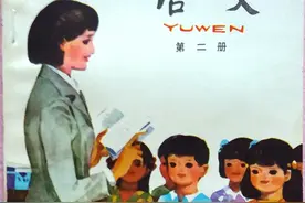 今天找到一本老版小学语文课本，彩色的还很新，拍下来一起分享图片