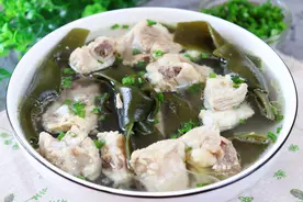 煲排骨汤时，放凉水是错的，教你正确做法，汤清味美、肉嫩不柴图片