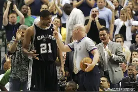 除微笑吃T，邓肯生涯还有何趣事？鼓动队友亲斯特恩，送队友发剪图片