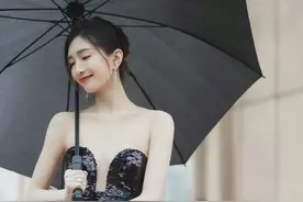 江疏影太敢秀了，紧身亮片裙上下全开衩，“竹竿身材”也抢镜图片