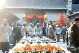 演员拍戏吃的都是道具，唯独这个剧组不同，现做现拍，拍完就开饭图片