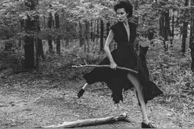 24岁超模贝拉穿深V裙奔跑，高开叉下摆露性感长腿，被嘲像巫婆图片