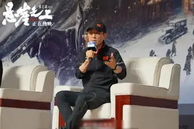悬崖之上女特务原来这么漂亮，与张艺谋一起亮相，黑发大长腿抢镜图片