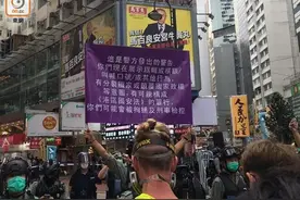 首举紫旗警告！香港铜锣湾爆发冲突，港警严正执法图片