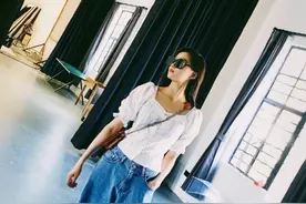 关晓彤跟风BM穿搭热潮，白色短上衣搭高腰老爹裤，低调炫腿不张扬图片