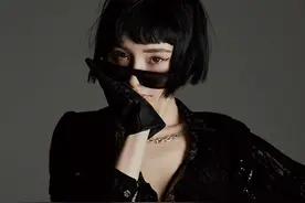 杨幂终于不玩虚的！黑蕾丝内衣配超短裤狂野性感，内衣外穿超大胆图片