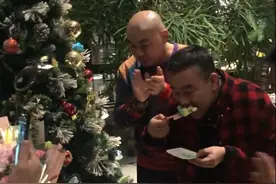 59岁杨议被骂不孝，豪宅庆生光顾吃喝陪客，杨少华一旁落寞离开图片
