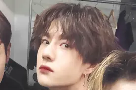 王一博疑被过度消费，成乐华工具人，熬夜眼部浮肿靠浓妆提精神图片