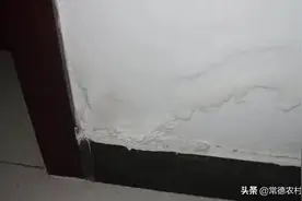 在农村用一块薄膜，就能解决墙体上潮的烦恼，真有那么神奇图片