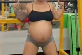 孕妇挺9个月巨肚健身！深蹲引体向上一个不落图片