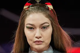 姐妹花PK，Bella台步进步大仪态佳，Gigi被妹妹吊打颜值也掉线图片
