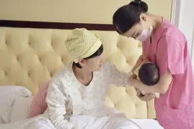 刚出生的宝宝，第一口喝母乳还是喝“水”，对孩子健康影响大图片