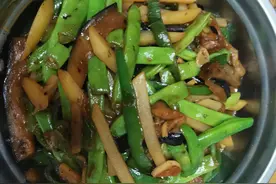 今日餐 豆角茄子土豆一块炒 还怪香了图片