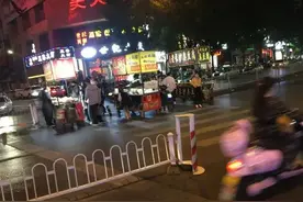 小贩地摊解禁后：800元摊位费暴涨到3000元！引网友热议图片